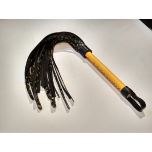 Flogger artesanal en piel con tiras decoradas